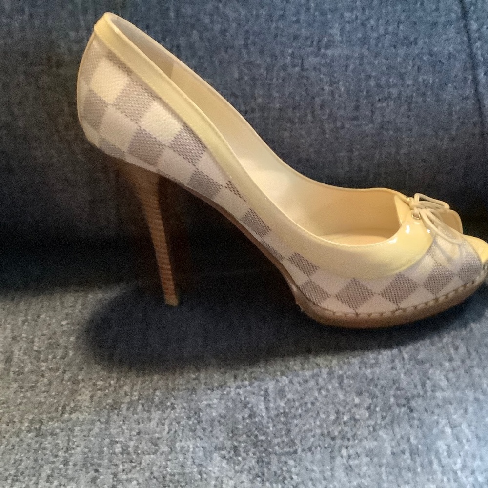 LV Damier high heel shoes